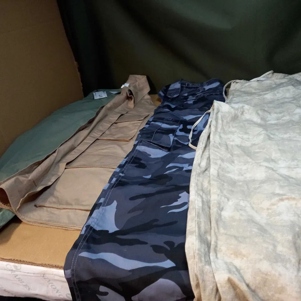 LOT OF APPROX 25 ASSORTED CLOTHING ITEMS VARYING IN SIZE/COLOUR/STYLE TO INCLUDE: TROUSERS, TOPS, DRESSES