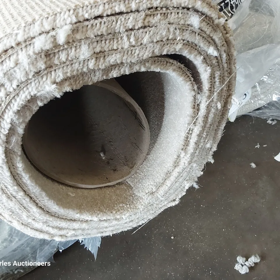 ROLL OF QUALITY STRATHMORE PLATINUM MULLION CARPET 5M × 3,55M APPROXIMATELY 