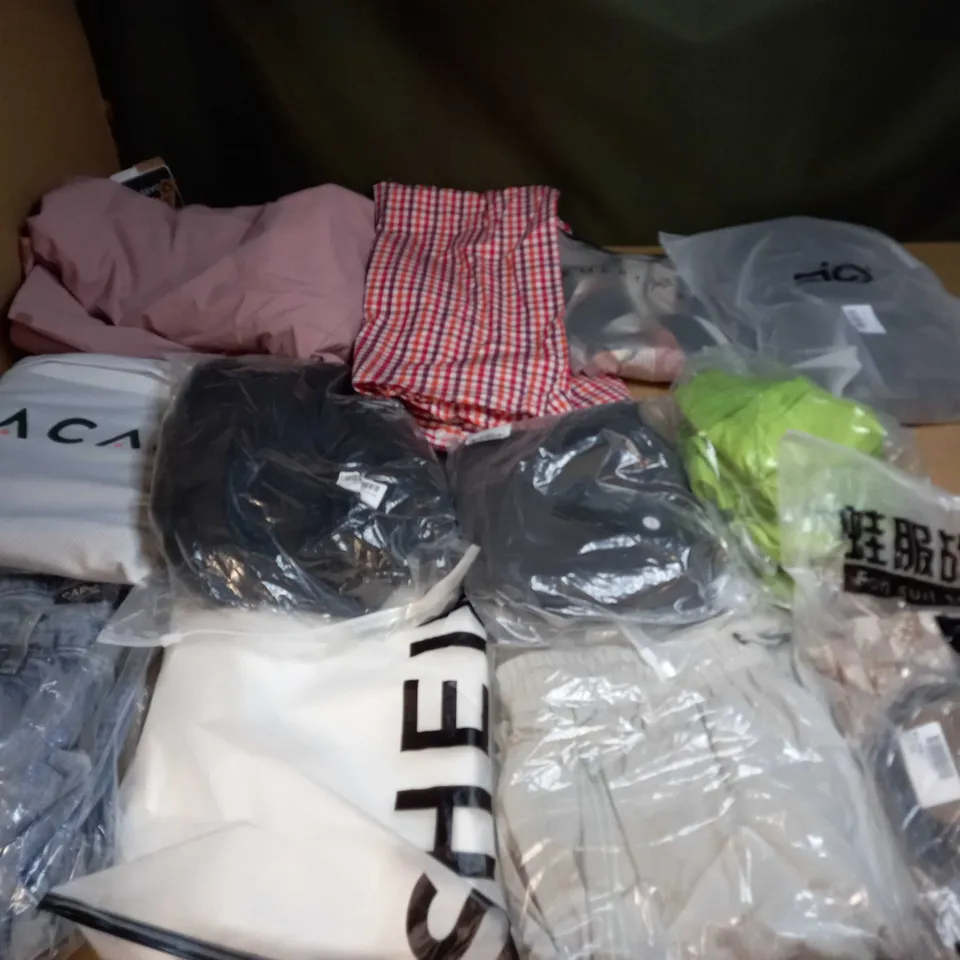 BOX OF APPROX 35 ASSORTED CLOTHING ITEMS TO INCLUDE - DRESSES, T-SHIRTS AND TROUSERS