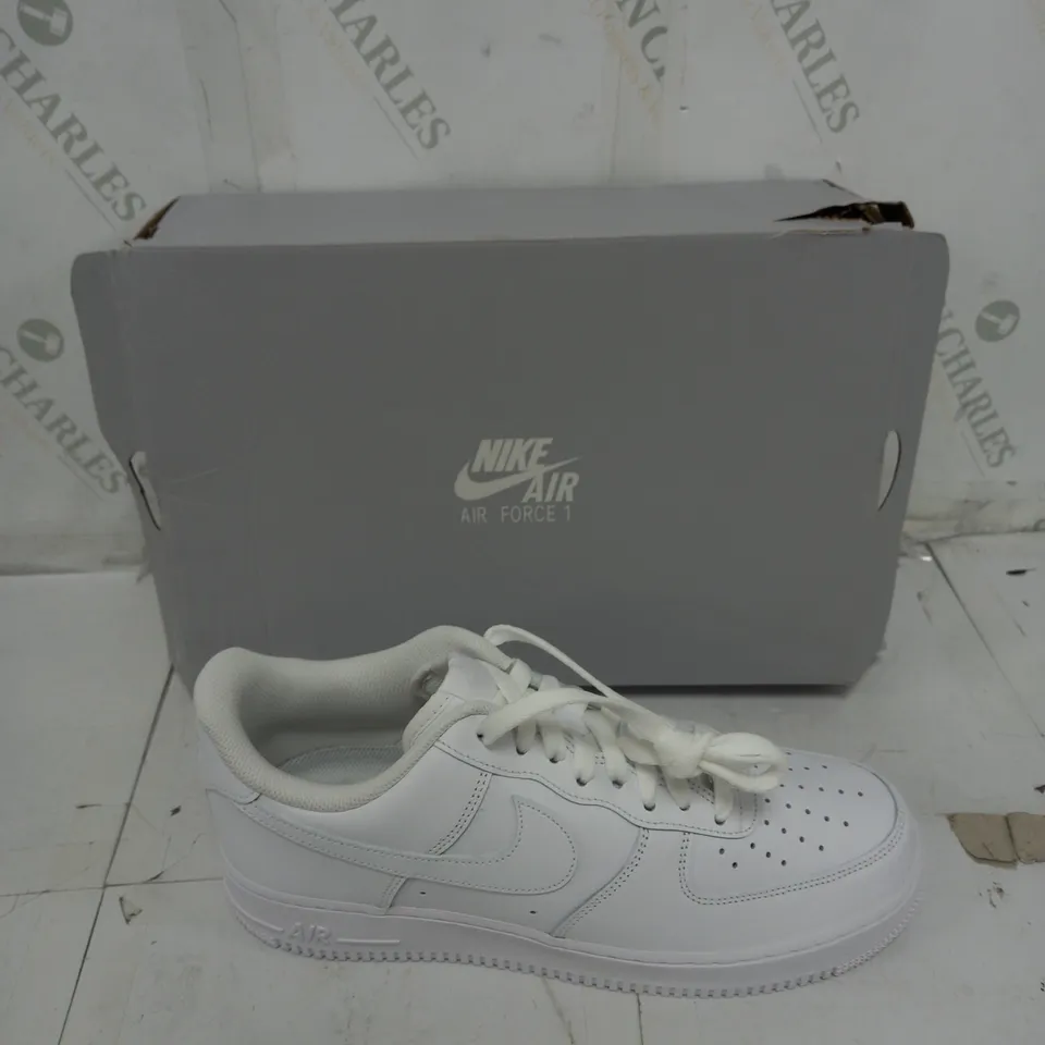 BOXED PAIR OF NIKE AIR FORCE 1 WHITE SIZE UK 9.5 