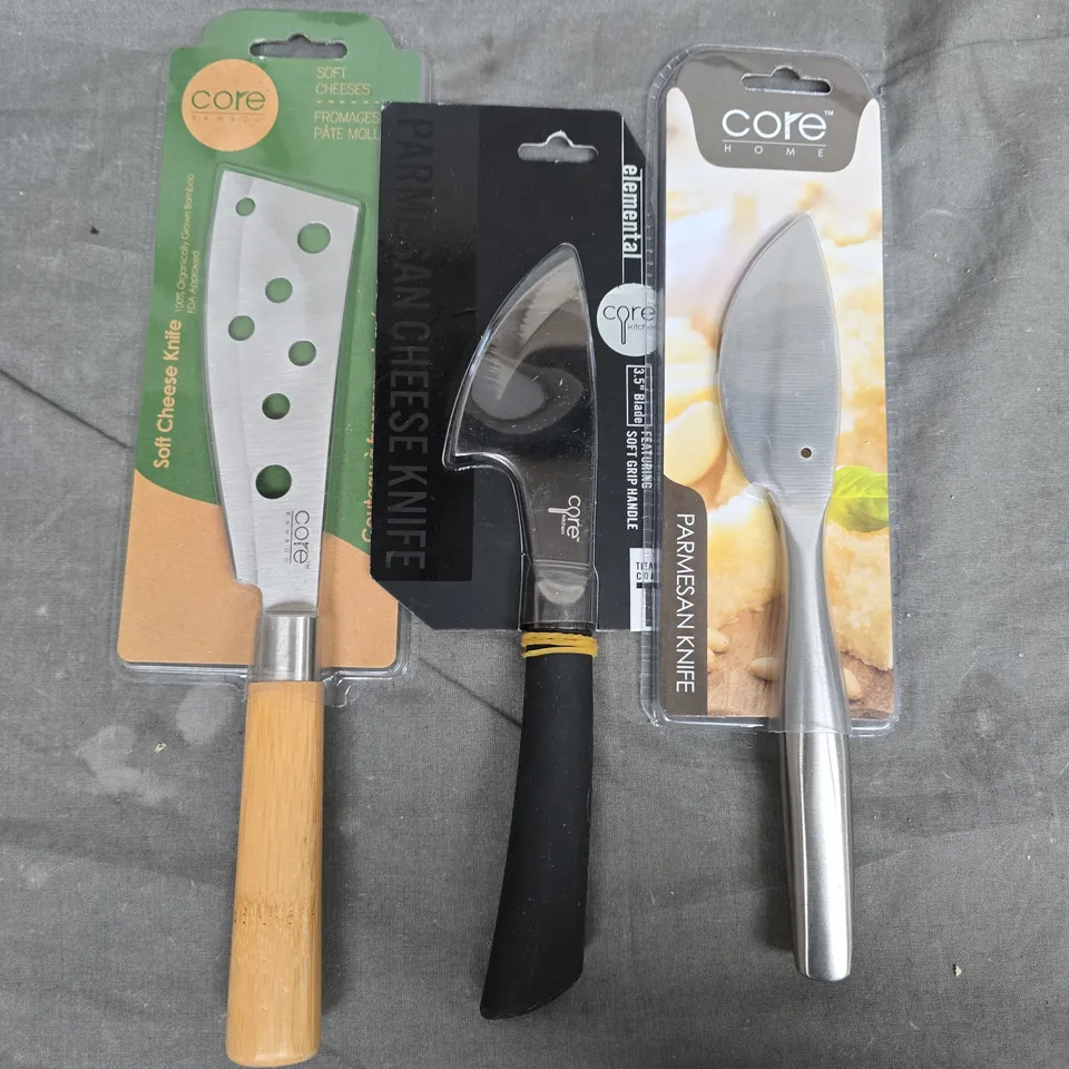 BOX OF ASSORTED KNIVES TO INCLUDE CORE BAMBOO SOFT CHEESE KNIFE, CORE KITCHEN PARMESAN CHEESE 3.5" KNIFE, CORE HOME PARMESAN KNIFE, ETC 