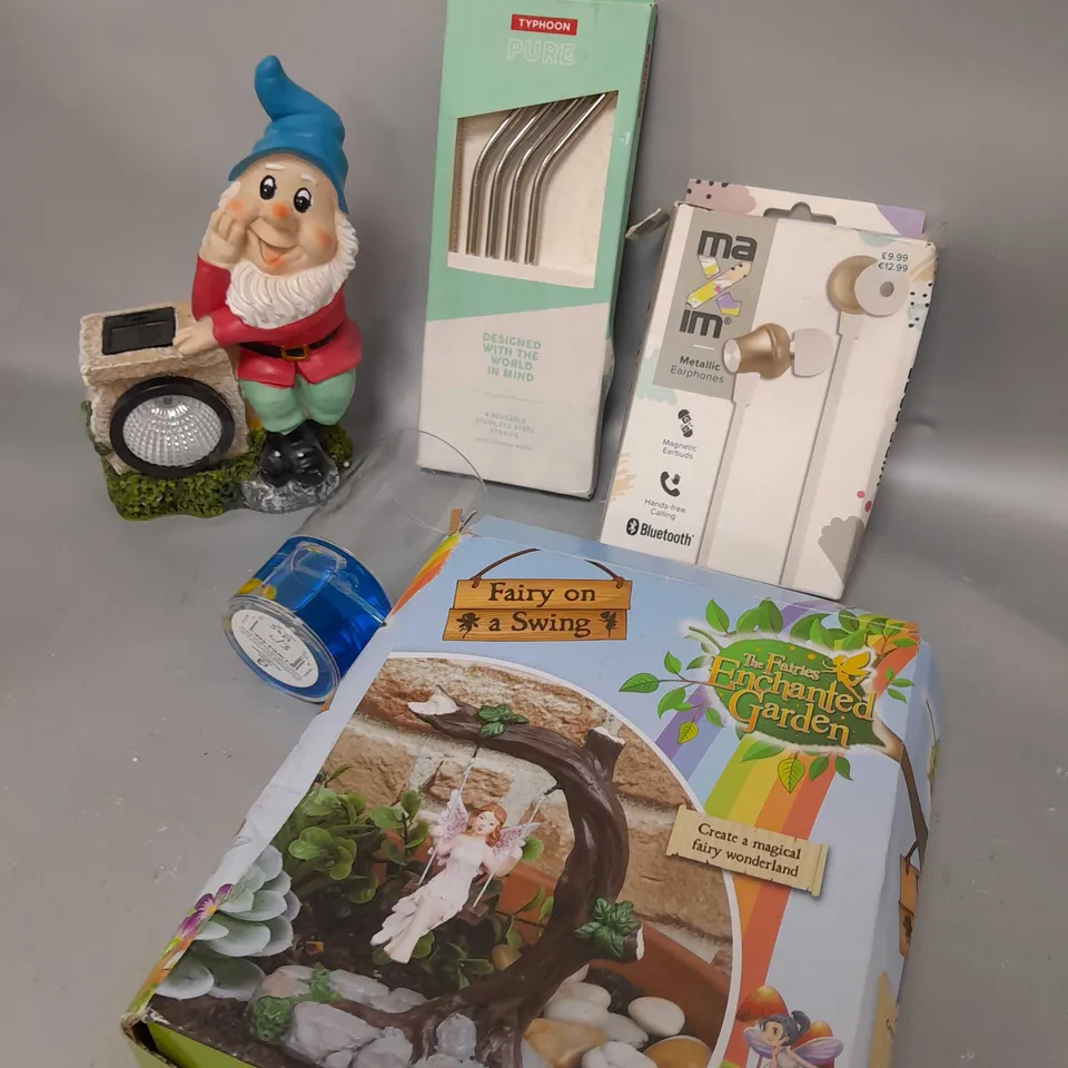 BOX OF APPROXIMATELY 10 ASSORTED ITEMS TO INCLUDE EARPHONES, METAL STRAW, GNOME ETC