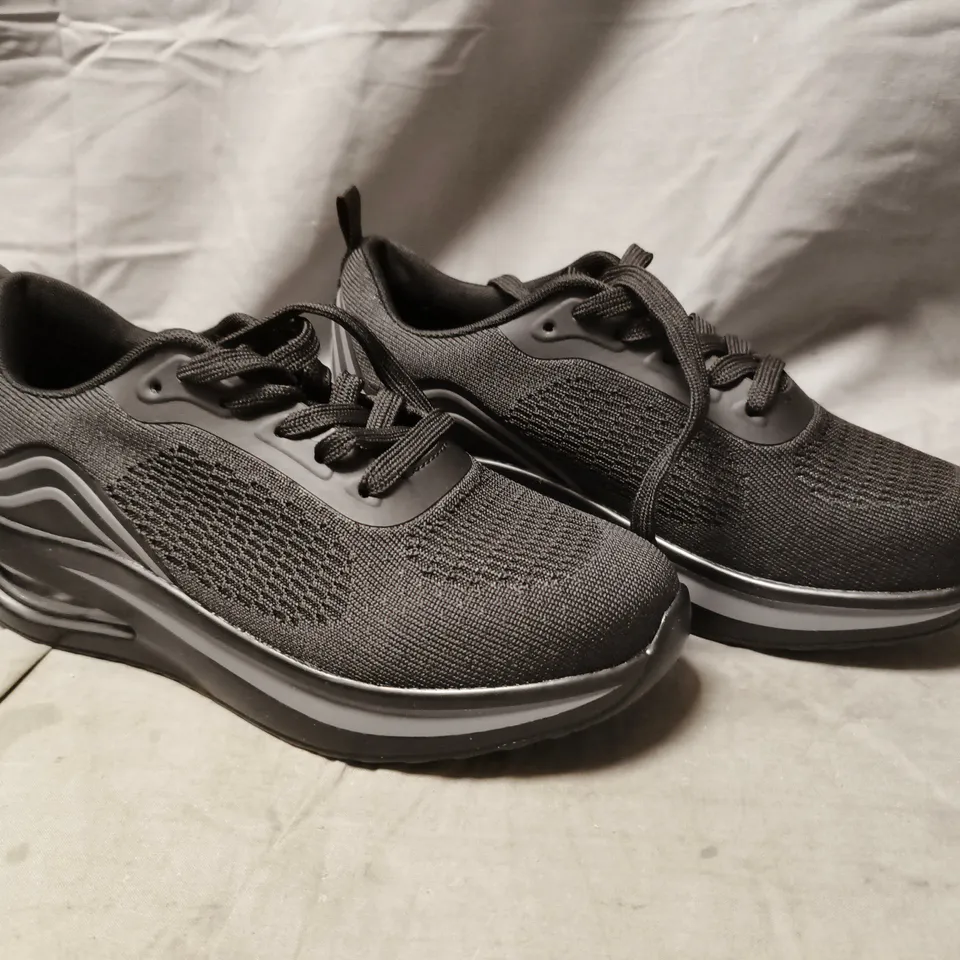 BOXED PAIR OF UNBRANDED SHOES IN BLACK SIZE UK 5.5