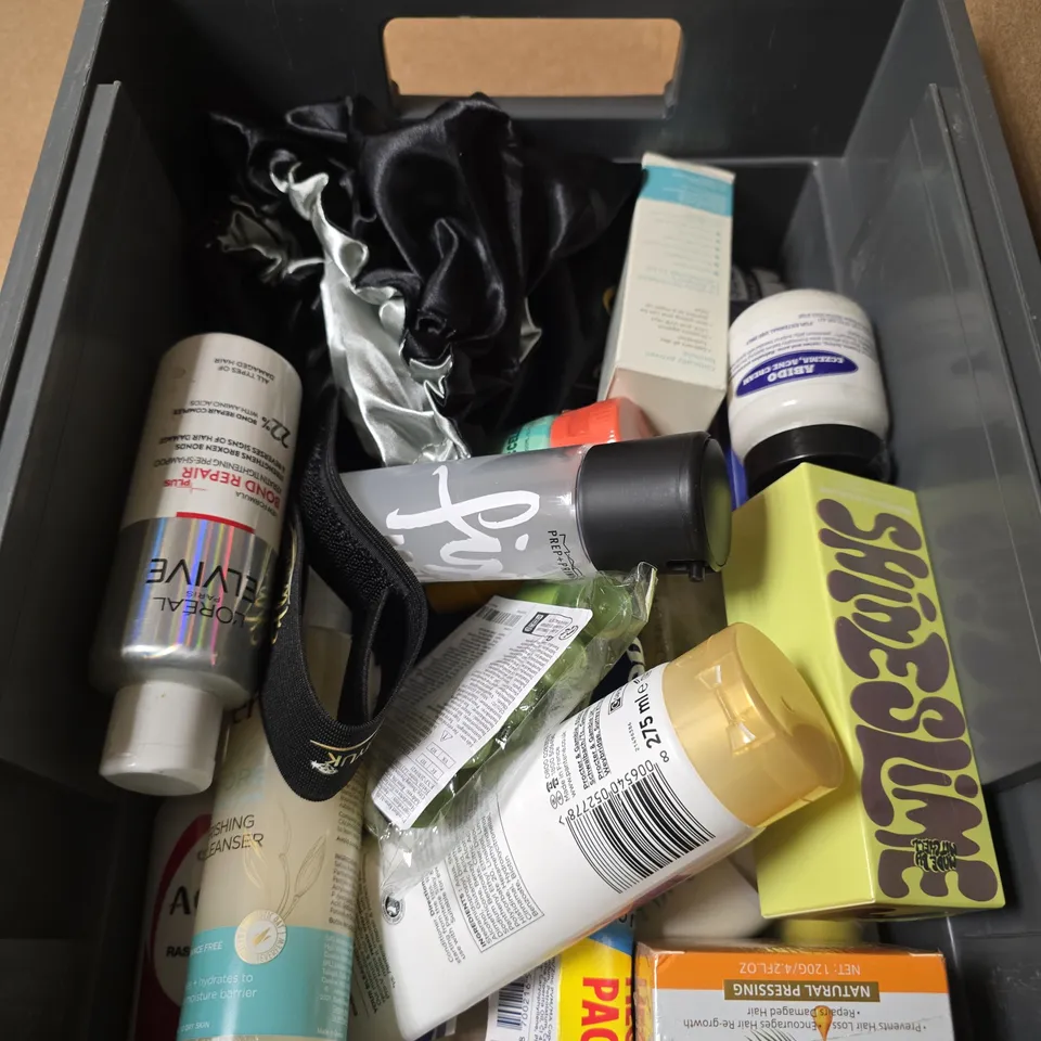 APPROXIMATELY 15 ASSORTED HEALTH & BEAUTY PRODUCTS TO INCLUDE BOND REPAIR, OAT CLEANSER, TAN ACCELERATOR ETC