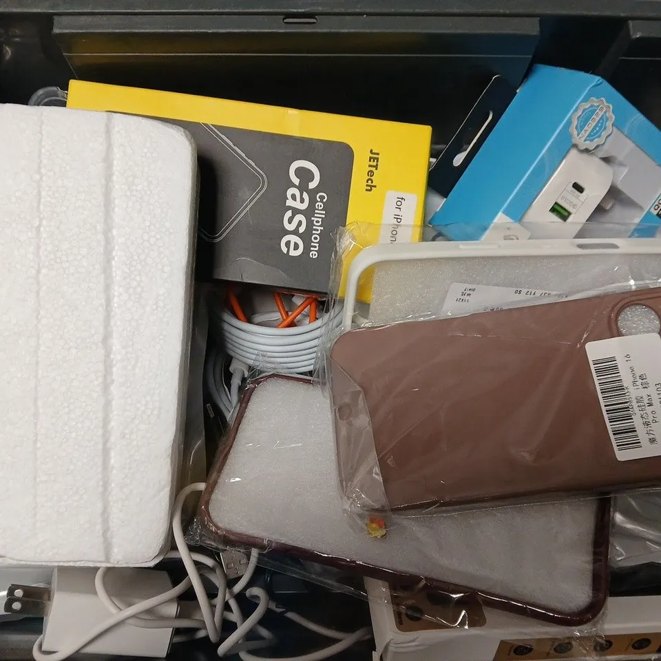 APPROXIMATELY 15 ASSORTED MOBILE PHONE ACCESSORIES TO INCLUDE CASES, POWER BANK AND CHARGERS, ETC