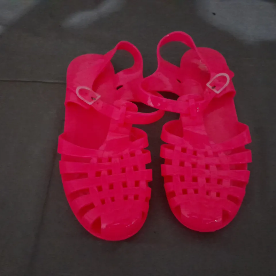 APPROXIMATELY 10 PAIRS OF LINZI FLAT JELLY SANDALS IN VARIOUS SIZES TO INCLUDE SIZE 5