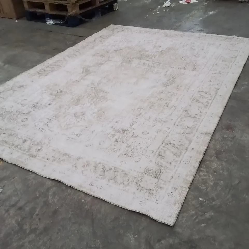 QUALITY DESIGNER AREA RUG - APPROXIMATELY 285X200CM