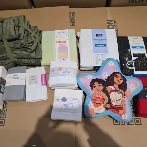 BOX OF APPROXIMATELY 8 ASSORTED BEDDING AND SOFT FURNISHING ITEMS TO INCLUDE - BEDDING SET, THROW PILLOW, AND PILLOWCASES ETC.