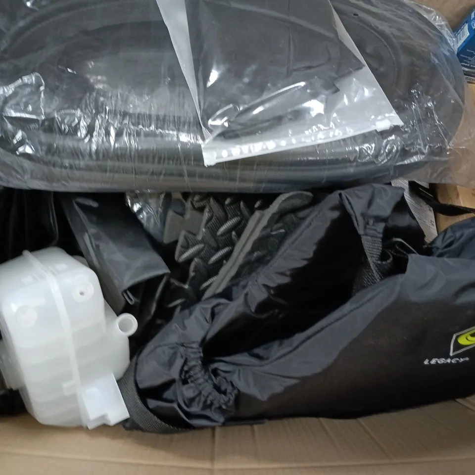 LARGE BOX OF ASSORTED CAR ITEMS TO INCLUDE - WINDOW SEALS - TOOLS - FAST CHARGER