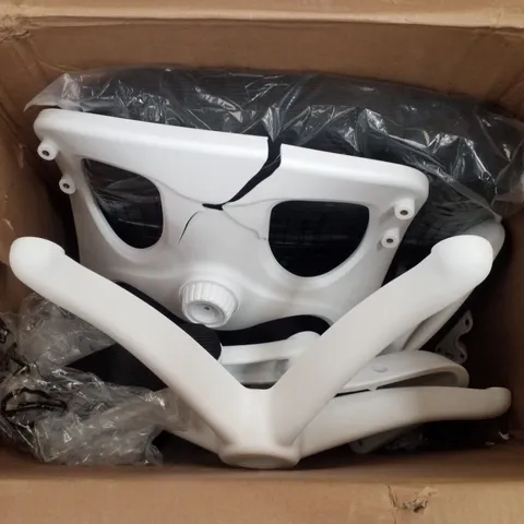 BOXED WHITE OFFICE/GAMING CHAIR