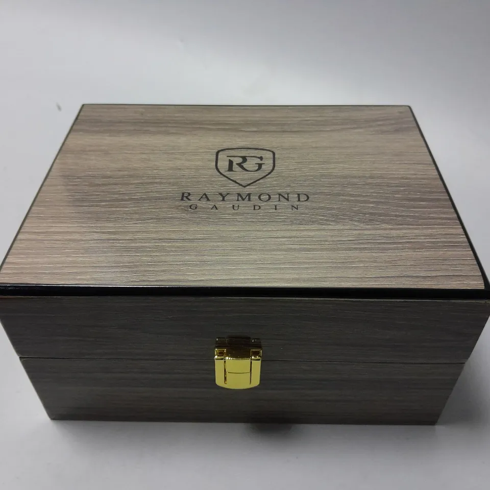 MENS RAYMOND GAUDIN BLUE DIAL WATCH WITH STAINLESS STEEL CASE AND RUBBER STRAP, WATER RESISTANT WITH JPN MOVEMENT IN WOODEN GIFT BOX
