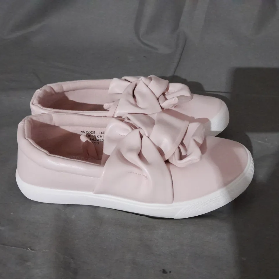 APPROXIMATELY 10 BAGGED PAIRS OF BOW SNEAKER BLUSH PINK SIZE 1