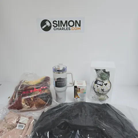 BOX OF APPROXIMATELY 10 ASSORTED ITEMS INCLUDING A BLACK BAG, ALPINA SMART WIFI BULB AND AN ATLAS CORE KITCHEN STAINLESS STEEL TUMBLER