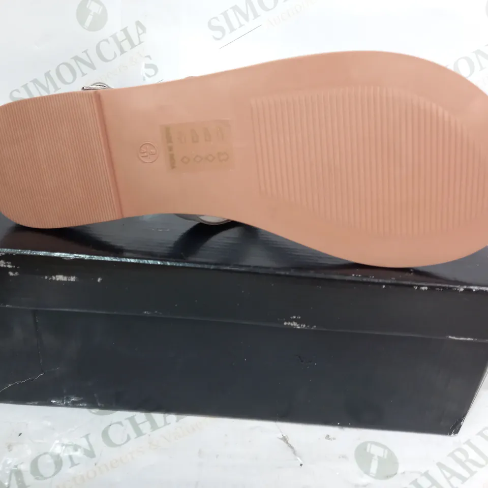 BOXED PAIR OF PRETTY LITTLE THING FLAT SANDALS IN WHITE EU SIZE 41