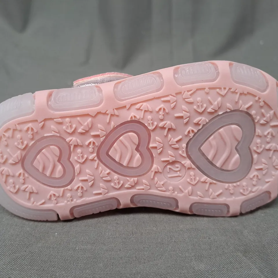 BOXED PAIR OF DESIGNER KIDS SHOES IN PINK W. FLORAL DETAIL EU SIZE 21