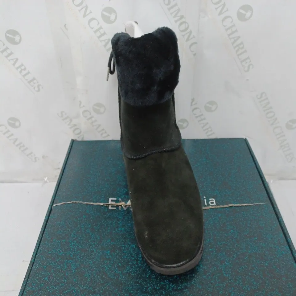 BOXED PAIR OF EMU BIRDWOOD WATERPROOF SHEEPSKIN BOOTS IN BLACK SIZE 8