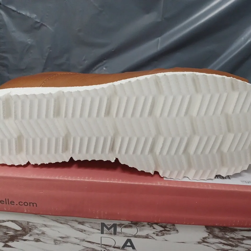 BOXED MODA IN PELLE ANETTE LEATHER BOW TWIST UPPER WITH FLEX SOLE TRAINERS IN TAN - SIZE 40