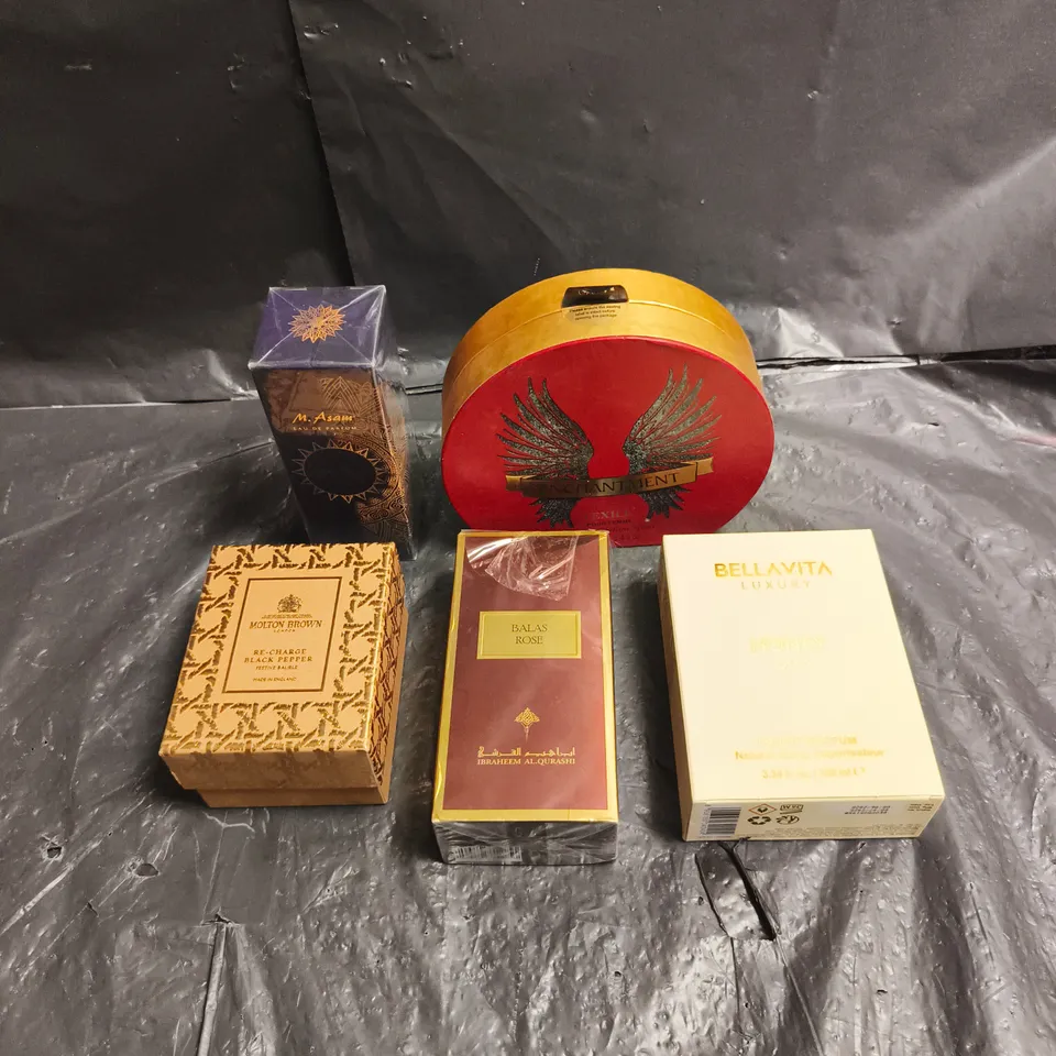 APPROXIMATELY 5 ASSORTED COSMETIC PRODUCTS TO INCLUDE - MOLTON BROWN FESTIVE BAUBLE - TEXILL ENCHANTMENT FRAGRANCE - BELLAVITA HONEY OUD, ETC.