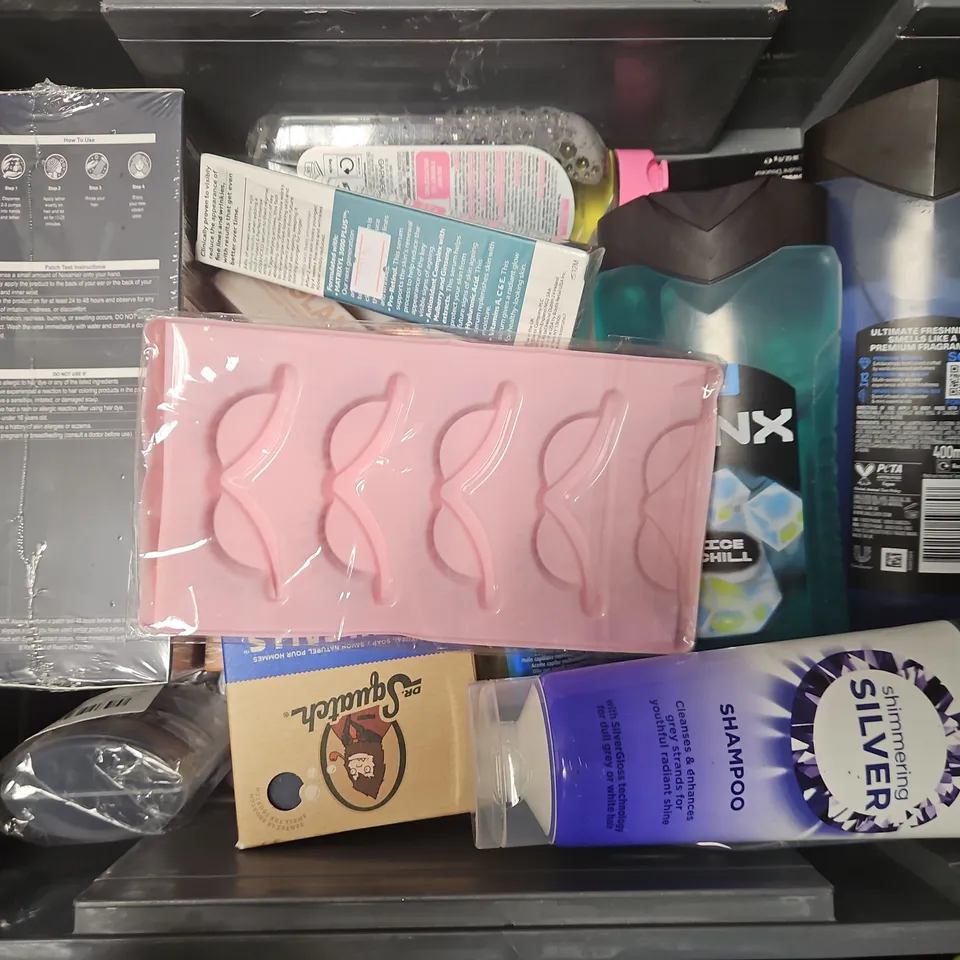 APPROXIMATELY 15 ASSORTED HEALTH & BEAUTY PRODUCTS TO INCLUDE LYNX BLUE LAVENDER BODY WASH, AVEENO CONDITIONER, N07 ADVANCED SERUM, ETC