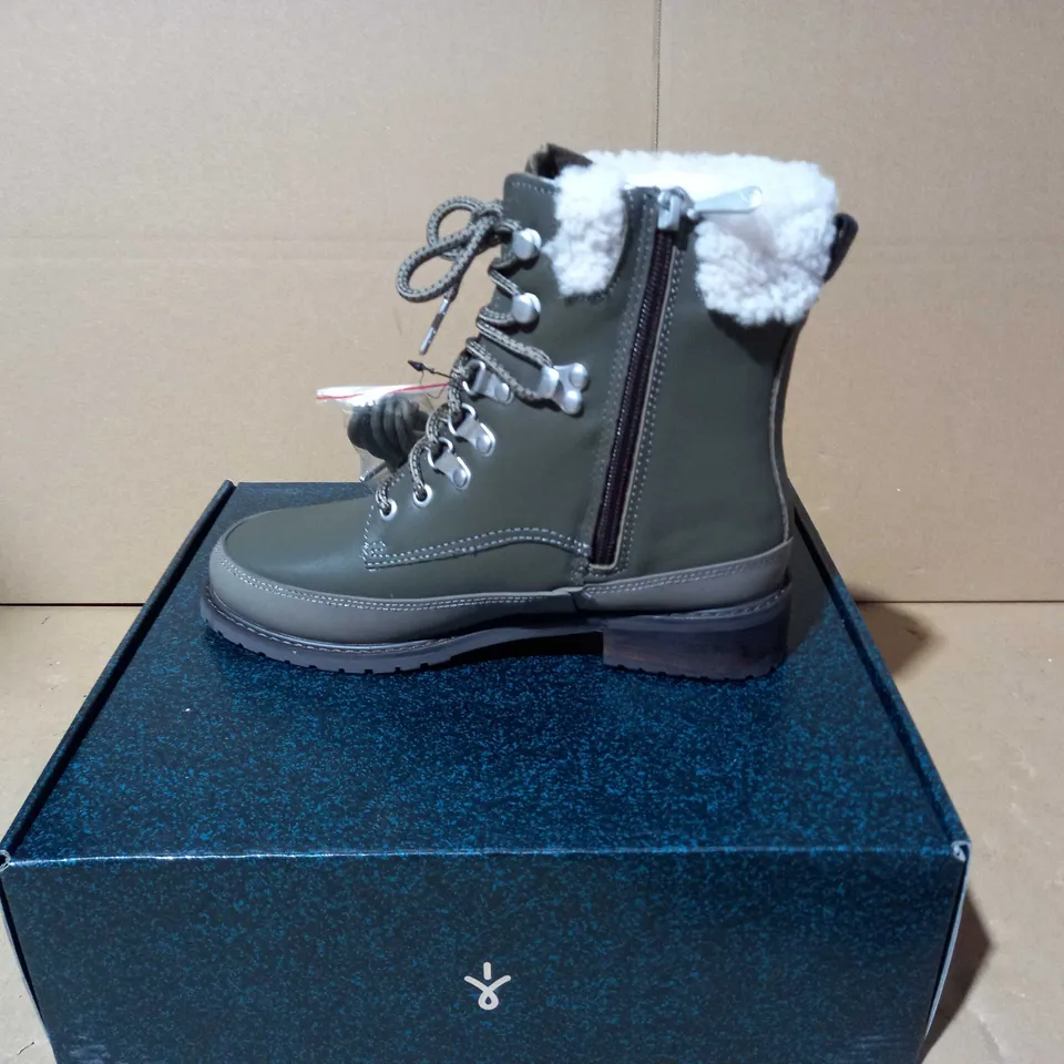 BOXED PAUR OF EMU OKAB FAUX LEATHER BOOTS IN DARK OLIVE UK SIZE 5