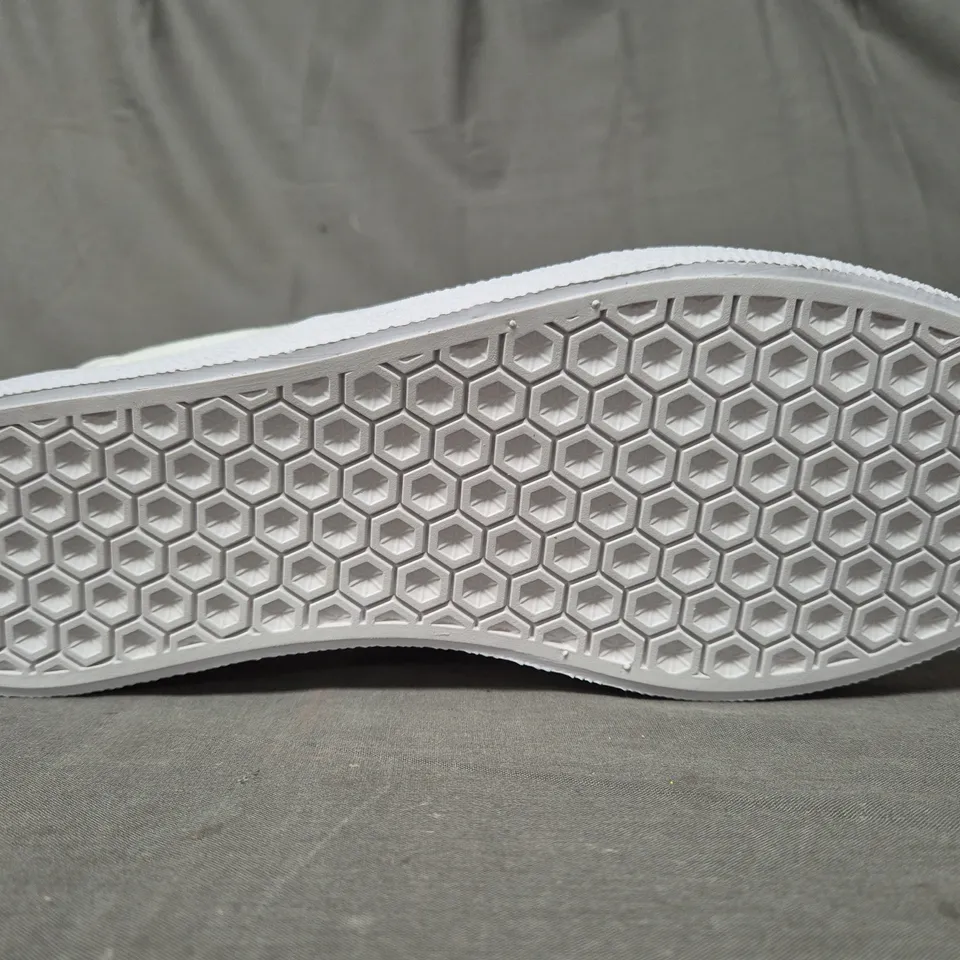 BRAND NEW BOXED PAIR OF ADIDAS 3MC SLIP-ON SHOES IN WHITE UK SIZE 10.5