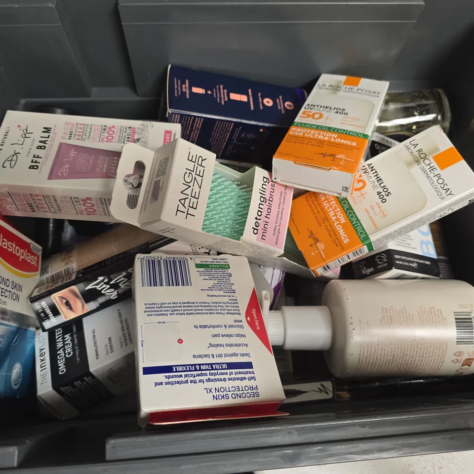 APPROXIMATELY 15 ASSORTED HEALTH & BEAUTY PRODUCTS TO INCLUDE NEOM CREAMY BODY WASH, LA ROCHE POSAY UVA PROTECTION, THE1NKEYLIST EXFOLIATING STICK, ETC - COLLECTION ONLY