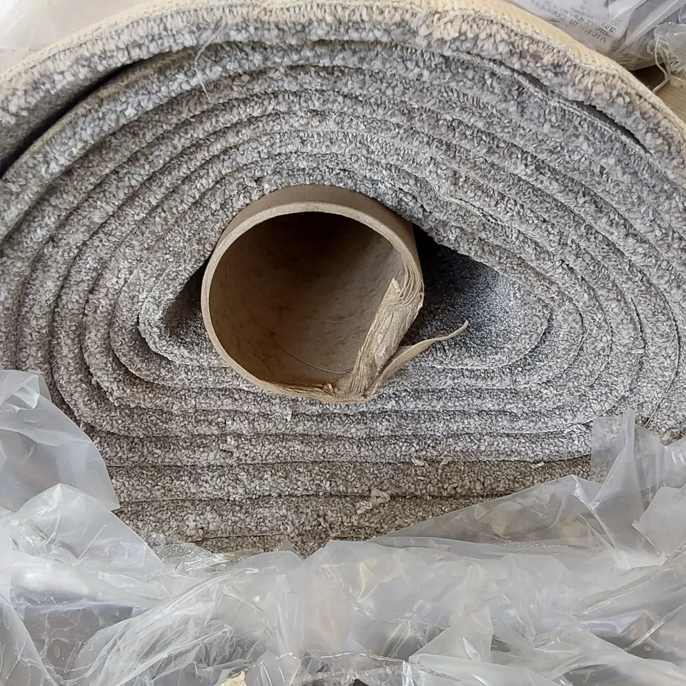 ROLL OF QUALITY EC HEARTLAND ULTRA PINVIN CARPET - APPROXIMATELY 6.9 x 5M