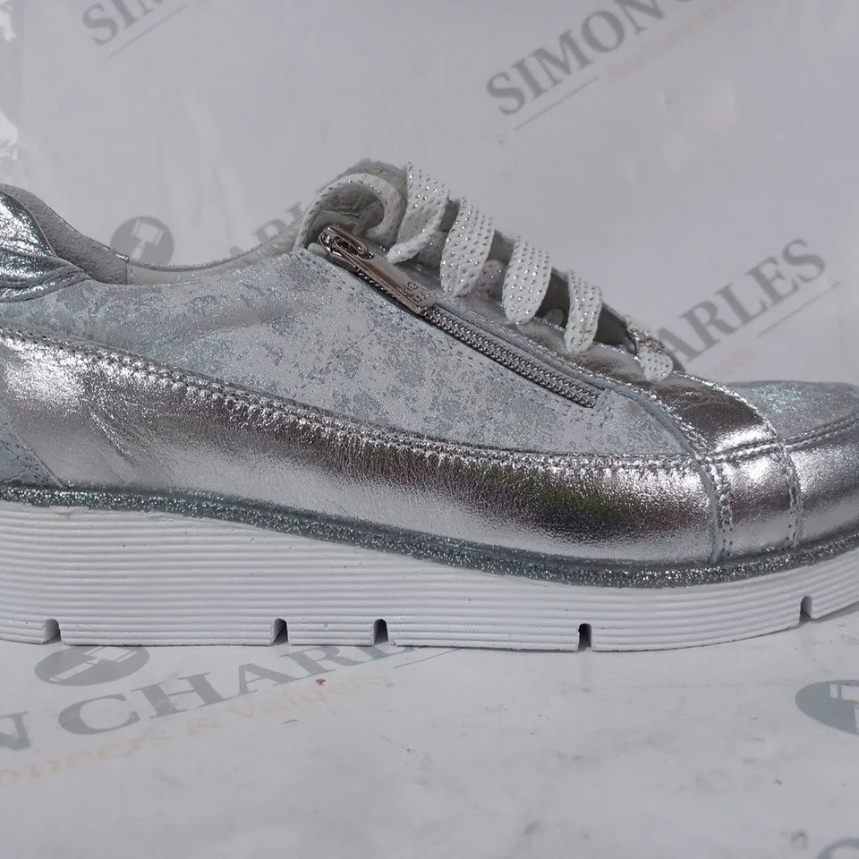 BOXED PAIR OF GENE LEATHER TRAINERS IN SILVER COLOUR SIZE 7