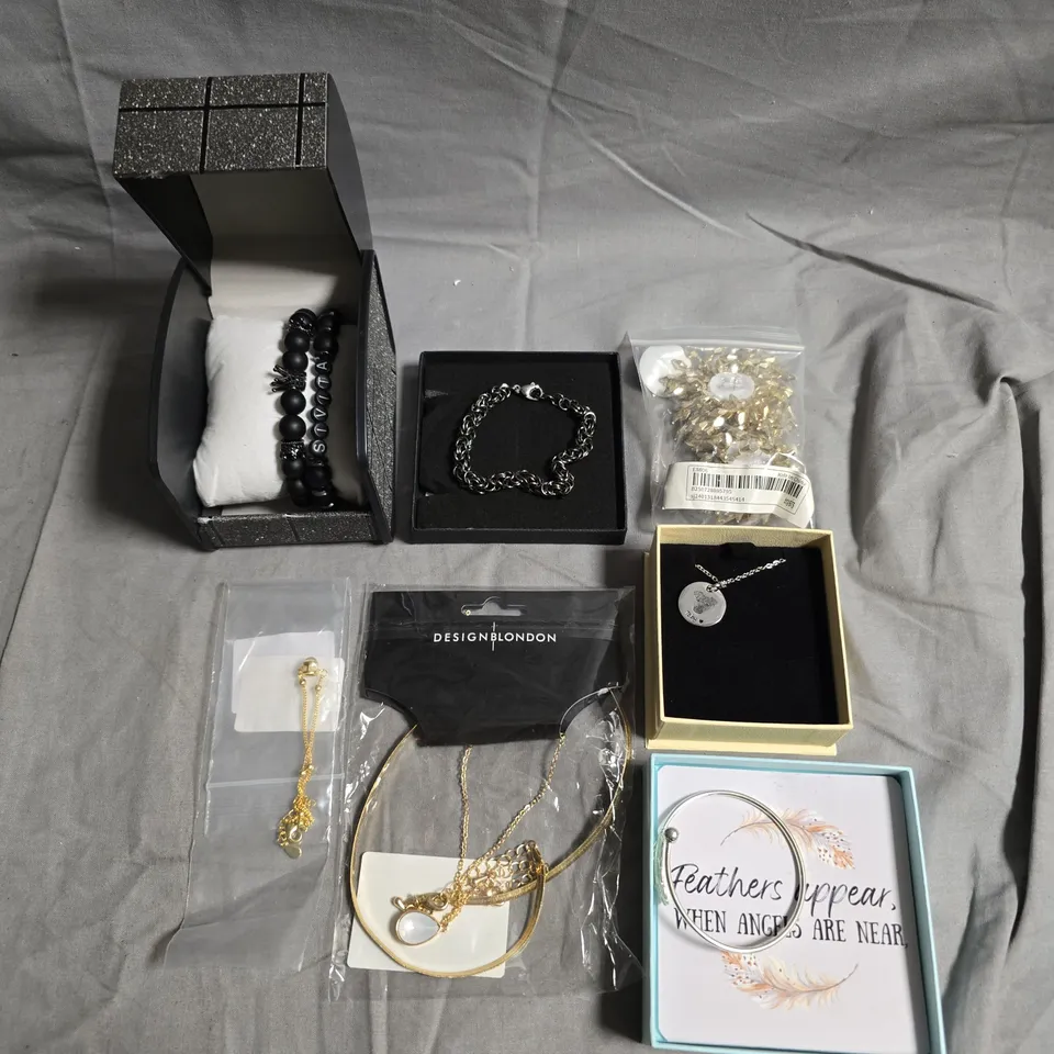 APPROXIMATELY 20 ASSORTED JEWELLERY PRODUCTS TO INCLUDE EARRINGS, NECKLACES, BRACELETS ETC 