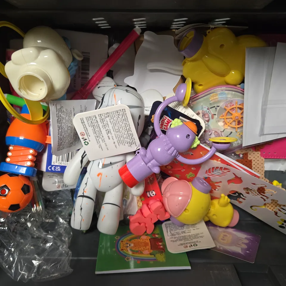 APPROXIMATELY 15 ASSORTED TOYS & GAMES PRODUCTS TO INCLUDE CHEEKY SCOT PLUSH, DOLPHIN PLUSH, BIRTHDAY GIRL HEADBAND, ETC
