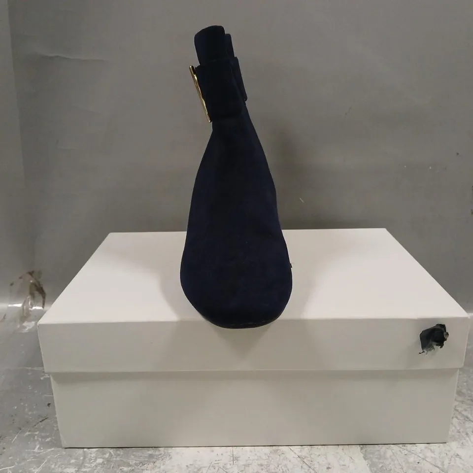 BOXED PAIR OF M&S INZOLIA BLOCK HEELED SHOES IN NAVY SIZE 5.5