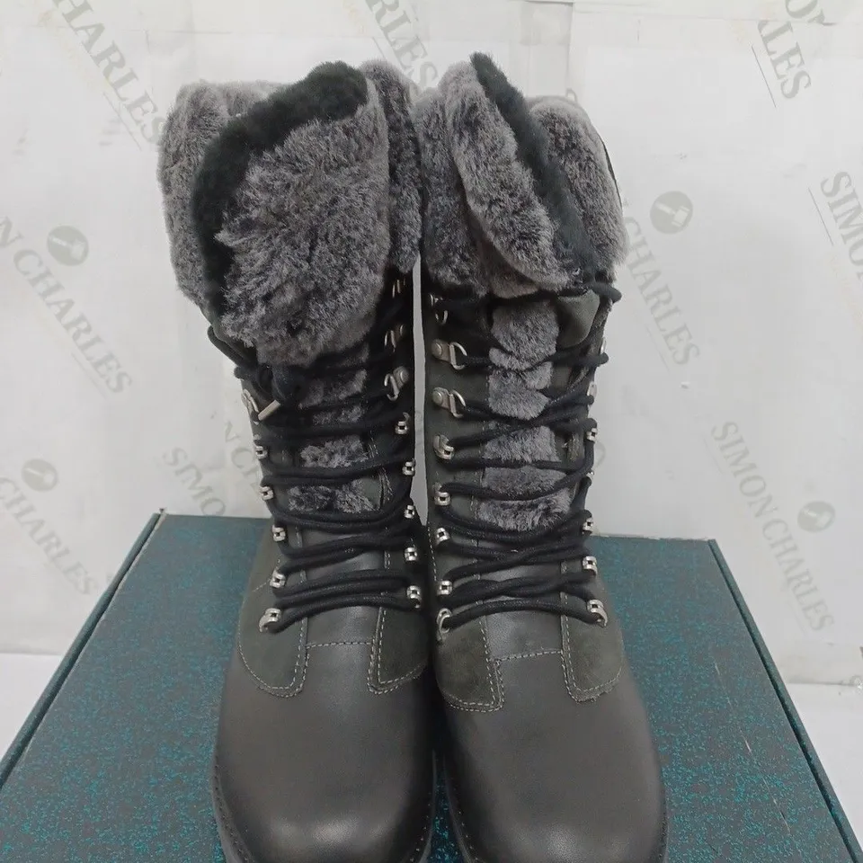 BOXED PAIR OF EMU ALL WEATHER ORICA HI WATERPROOF BOOTS IN DARK GREY SIZE 6 