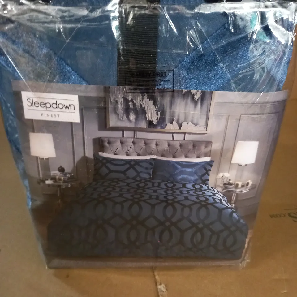 SLEEPDOWN VELVET JACQUARD GEO NAVY DUVET SET IN SUPER KING 