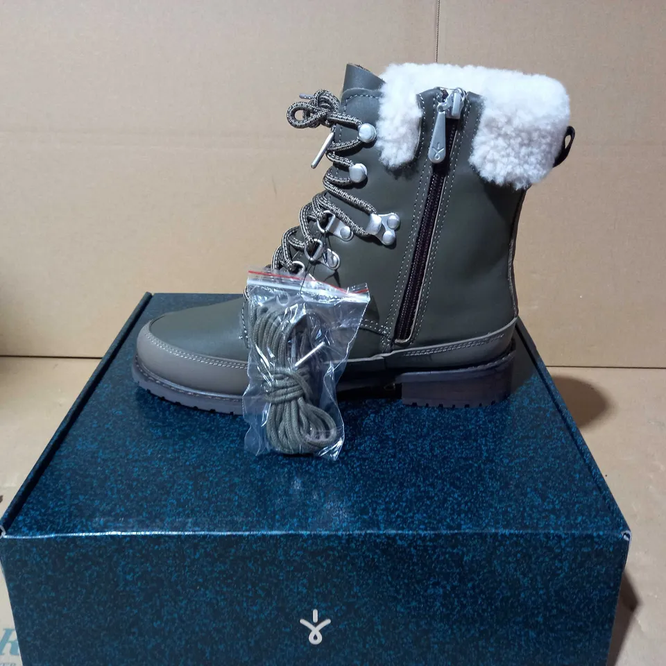 BOXED PAUR OF EMU OKAB FAUX LEATHER BOOTS IN DARK OLIVE UK SIZE 5