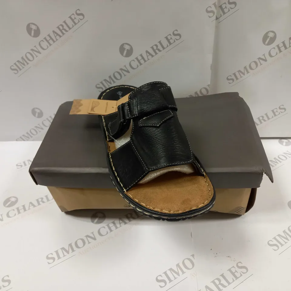 BOXED PAIR OF DUNLOP SANDALS IN BLACK UK SIZE 9 