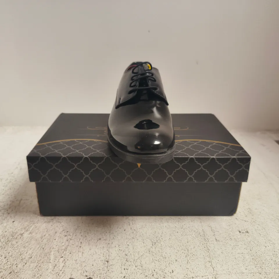 BOXED PAIR OF SIRRI LACE UP SHOES IN GLOSSY BLACK SIZE UK 4