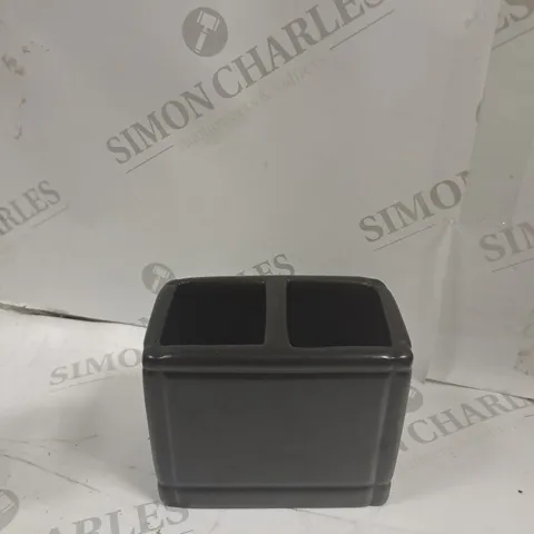 BOX OF 5 ASSORTED ITEMS TO INCLUDE TOOTHBRUSH HOLDER, SYNTHETIC APPLE AND PEAR ETC