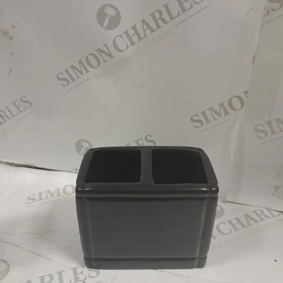  BOX OF 5 ASSORTED ITEMS TO INCLUDE TOOTHBRUSH HOLDER, SYNTHETIC APPLE AND PEAR ETC