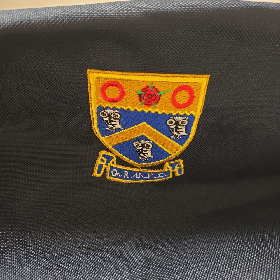 BAGBASE RED SPORTS BAG WITH CREST PATCH