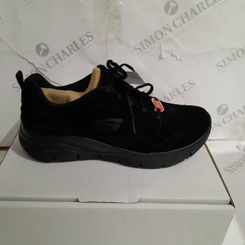 PAIR OF SKECHERS ARCH FIT TRAINERS BLACK UK SIZE 5