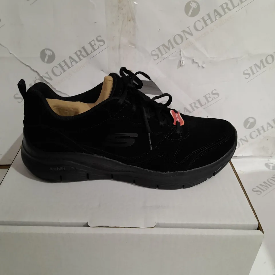 PAIR OF SKECHERS ARCH FIT TRAINERS BLACK UK SIZE 5
