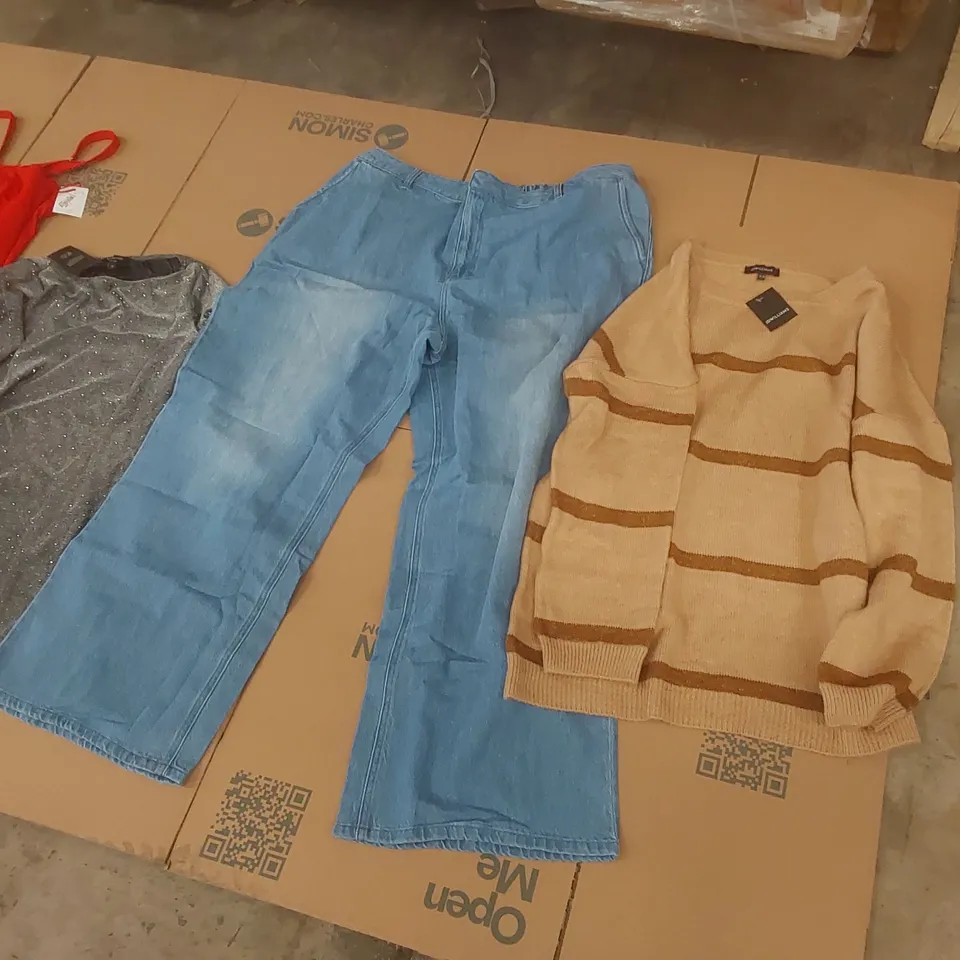 PALLET CONTAINING APPROXIMATELY 600x BRAND NEW ASSORTED DESIGNER CLOTHING ITEMS INCLUDING: JD WILLIAMS JUMPER, JEANS, TOPS, MAGISCULPT BATHING SUIT ECT