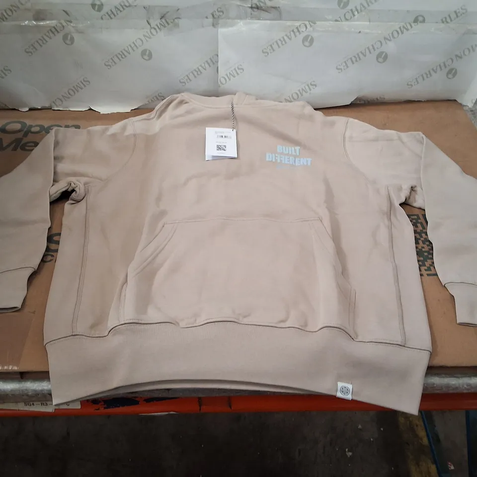 BOX CONTAINING APPROXIMATELY 16 MEN'S BUILT DIFFERENT HOODY – CLAY, SIZE L