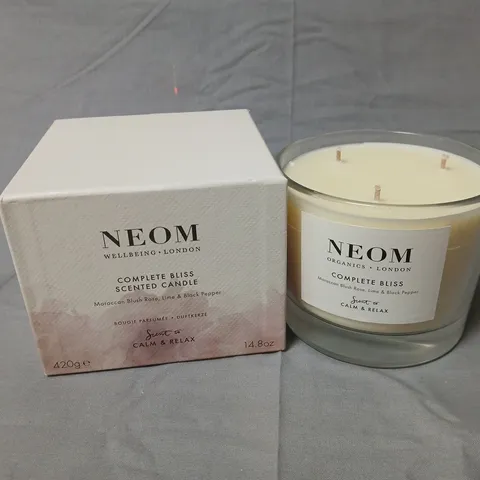 NEOM COMPLETE BLISS SCENTED CANDLE – MOROCCAN BLUSH ROSE, LIME & BLACK PEPPER (14.8 OZ / 420 G)