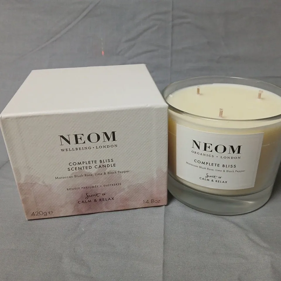 NEOM COMPLETE BLISS SCENTED CANDLE – MOROCCAN BLUSH ROSE, LIME & BLACK PEPPER (14.8 OZ / 420 G)