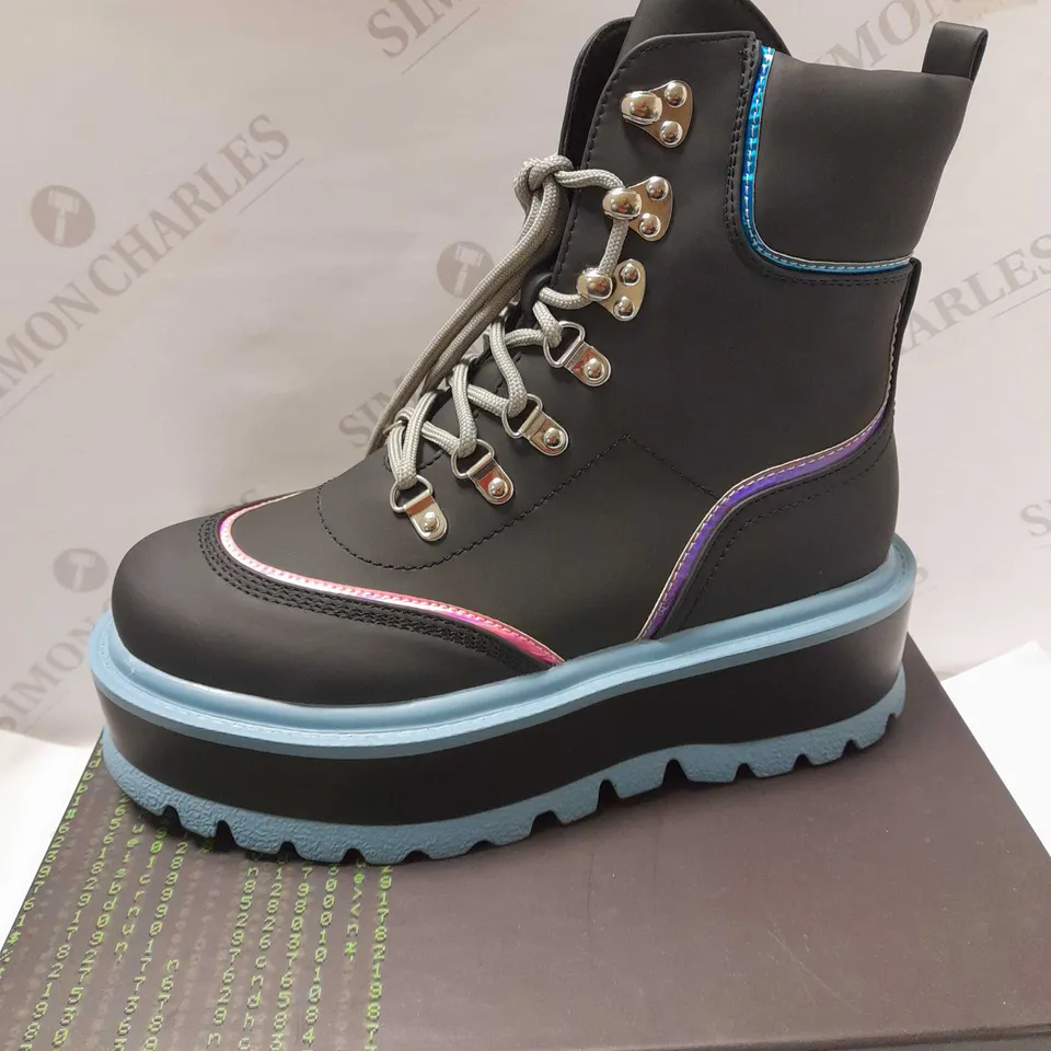 KOI SPECTRE FLASH MATRIX BLACK/TURQUOISE BOOTS - SIZE 6