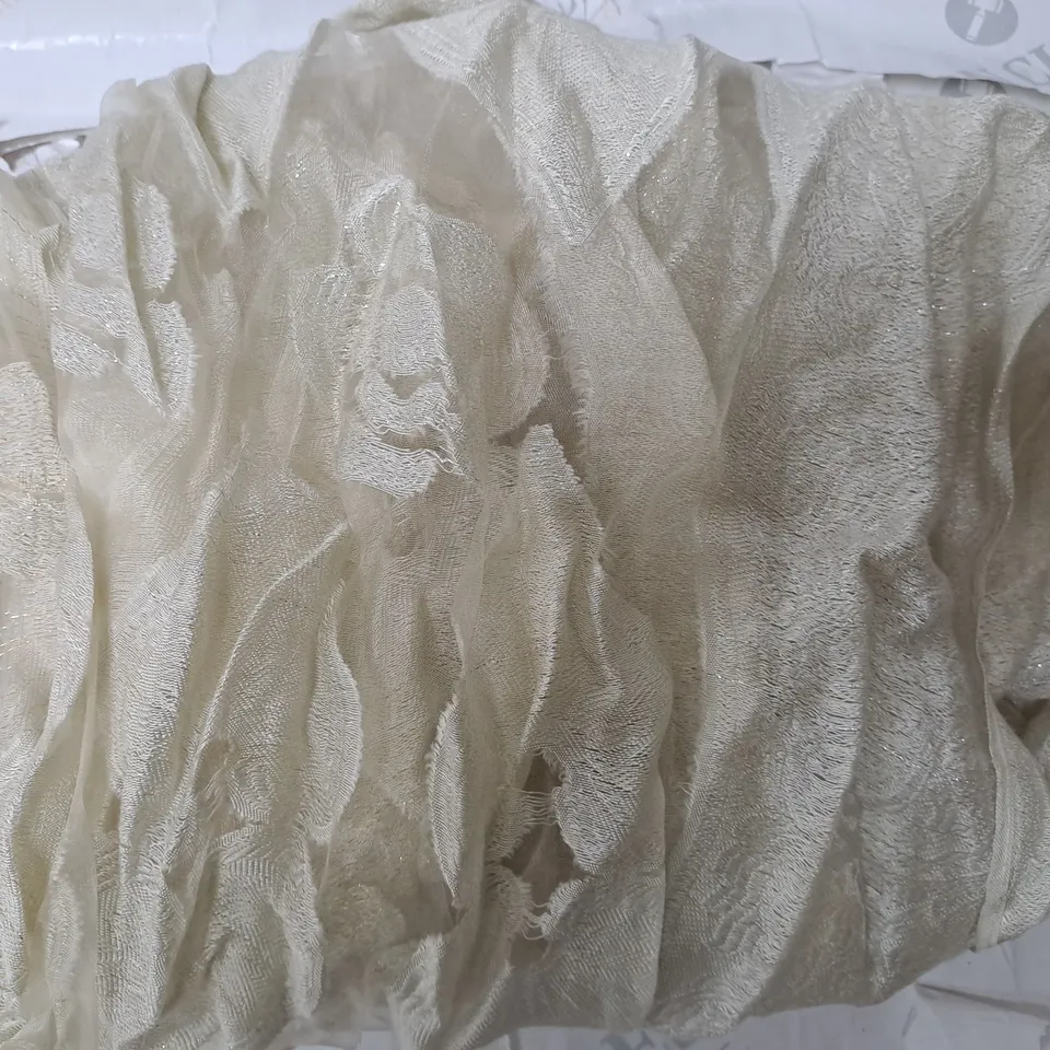 FRANK USHER ROSE PATTERN SCARF IN OFF WHITE 