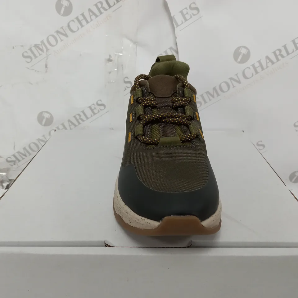 BOXED PAIR OF CLANKS JAUNT LACE DARK OLIVE SIZE 4