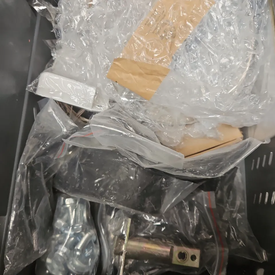APPROXIMATELY 15 ASSORTED HOUSEHOLD ITEMS TO INCLUDE - CUTLERY, WOLD SINK & DRAIN CLEANER, GREASE, ETC 