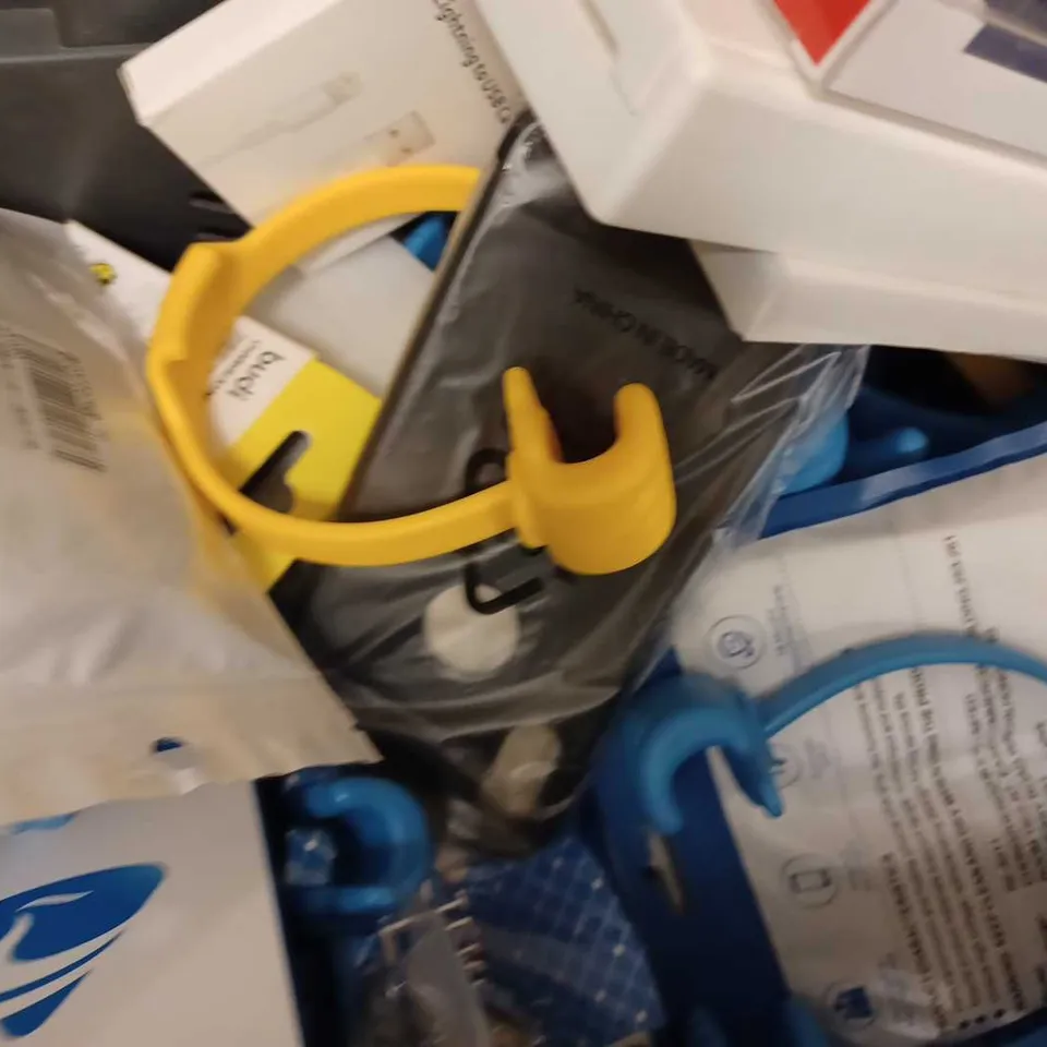 LOT OF APPROX 12 ASSORTED MOBILE PHONE ACCESSORIES TO INCLUDE CASES, SCREEN PROTECTORS, PHONE HOLDERS, ETC